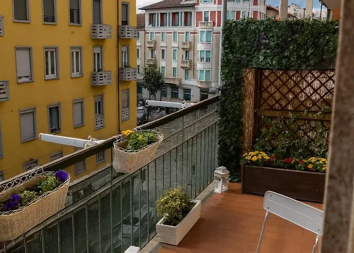 Beautiful Floral Apartment On Navigli